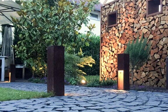 cortenstahl-wegleuchter-holzwand
