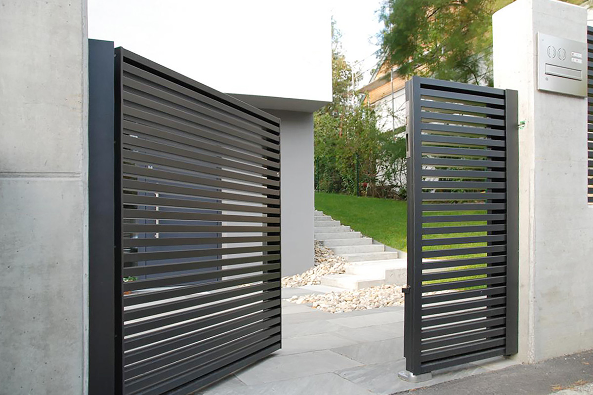 guardi-aluzaun-modell-linea-s-zaunfeld-zweifluegeltor-2-lowres