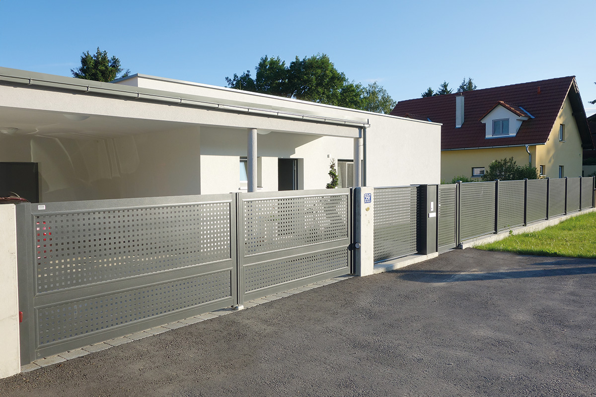 guardi-aluzaun-modell-loos-zaunfeld-gartentuer-zweifluegeltor-briefkastensaeule-4-lowres