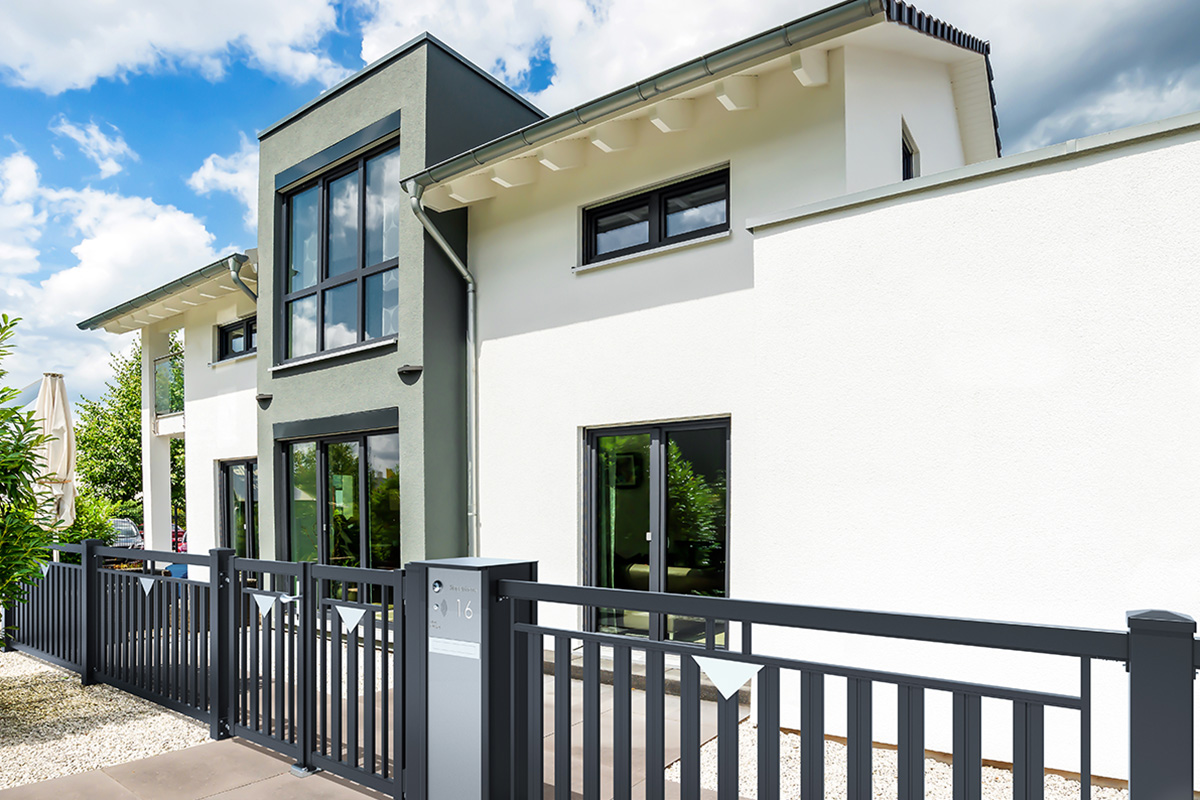 guardi-aluzaun-modell-roma-zaunfeld-gartentuer-briefkastensaeule-1-lowres