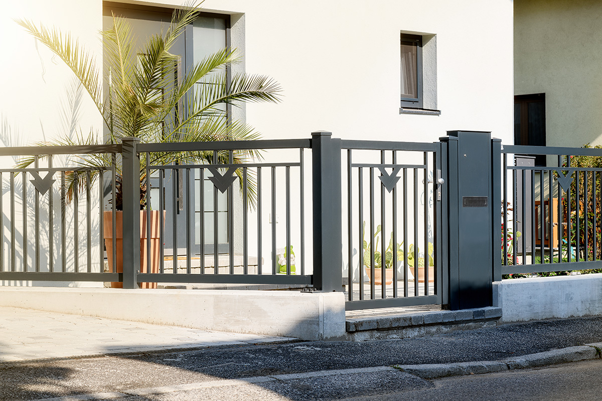 guardi-aluzaun-modell-toskana-zaunfeld-gartentuer-briefkastensaeule-2-lowres