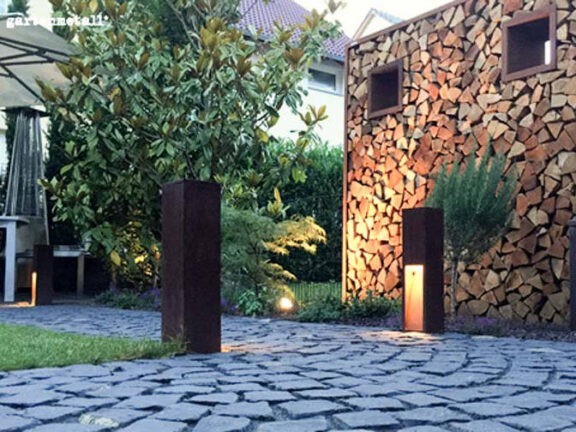 cortenstahl-wegleuchter-holzwand